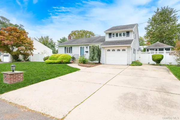 42 Peachtree LN, Huntington Station, NY 11746