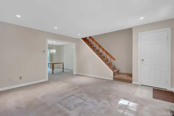 32 Huntington Commons, Yaphank, NY 11980