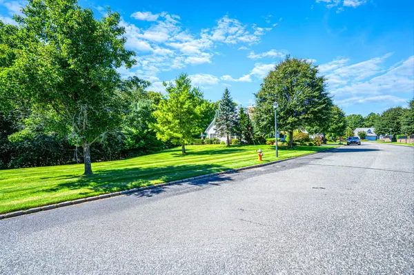 90 Golden Spruce DR, Calverton, NY 11933