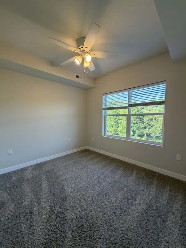 1176 Devils Glen RD #108, Bettendorf, IA 52722