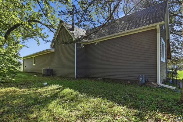 6940 SE Berryton RD, Berryton, KS 66409