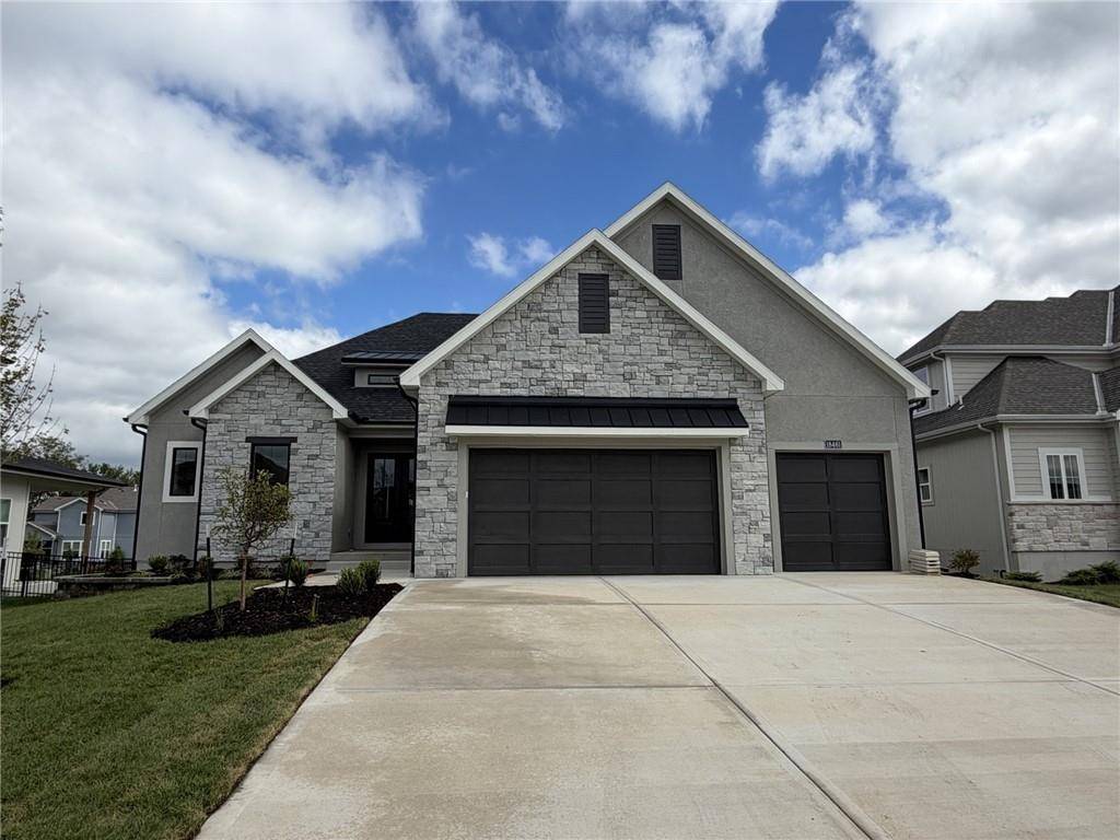 18461 Pawnee LN, Overland Park, KS 66085