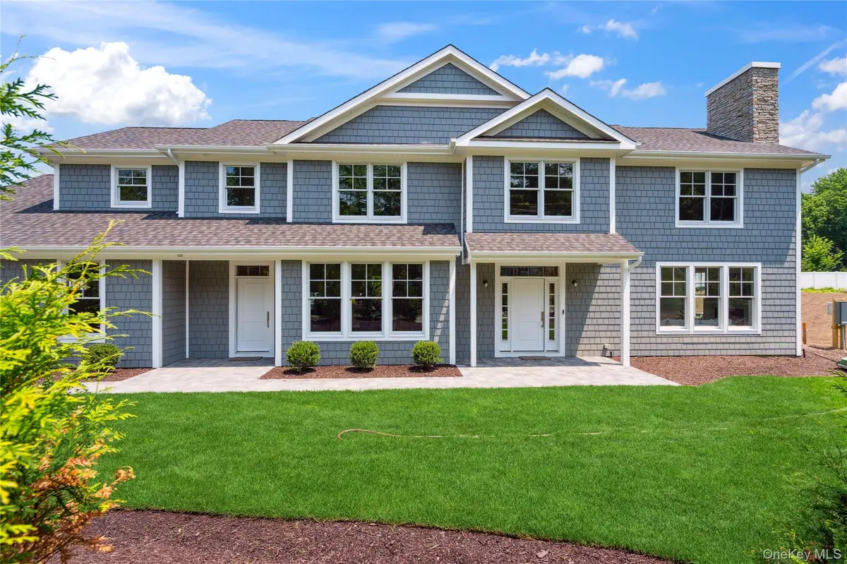 46 Plainview RD, Woodbury, NY 11797