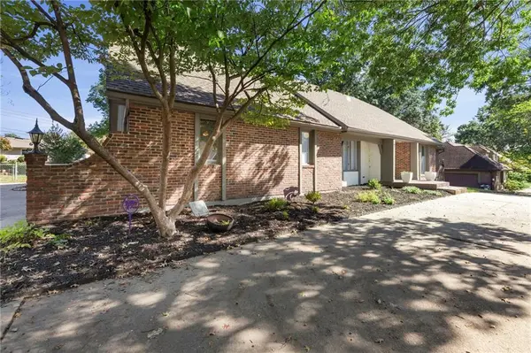205 NW Hillcrest LN, Lee's Summit, MO 64063