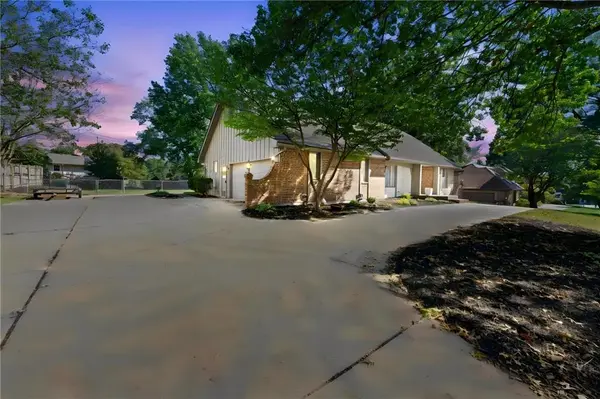 205 NW Hillcrest LN, Lee's Summit, MO 64063