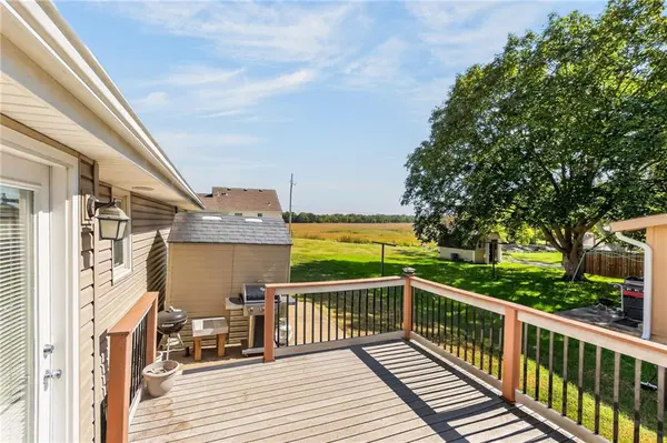 301 2nd ST, Smithville, MO 64089