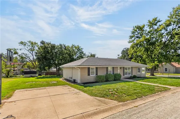 301 2nd ST, Smithville, MO 64089