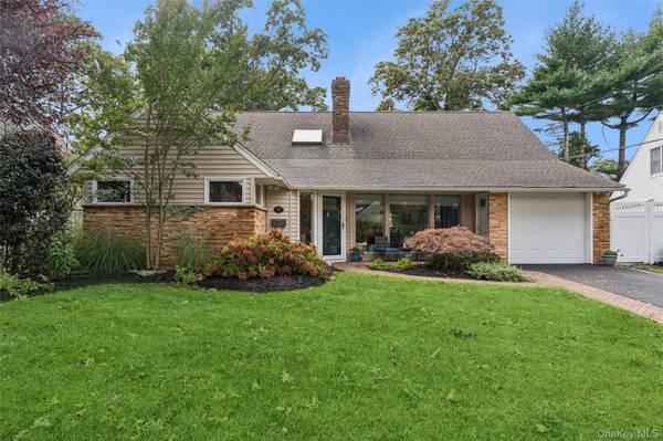 30 Range DR, Merrick, NY 11566