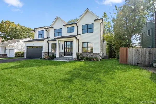 32 Jerold ST, Plainview, NY 11803