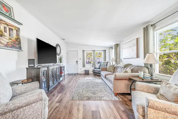 33 Dogwood LN, Manorville, NY 11949