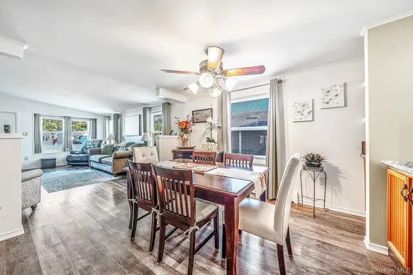 33 Dogwood LN, Manorville, NY 11949