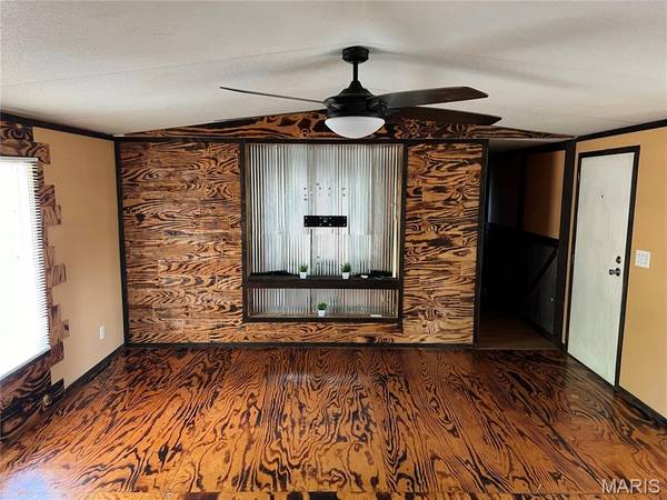 30660 Pelican DR, Lebanon, MO 65536