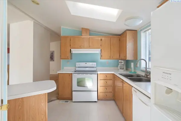 35 Nuclear Ln, Richland, WA 99354