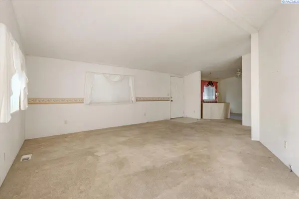 35 Nuclear Ln, Richland, WA 99354