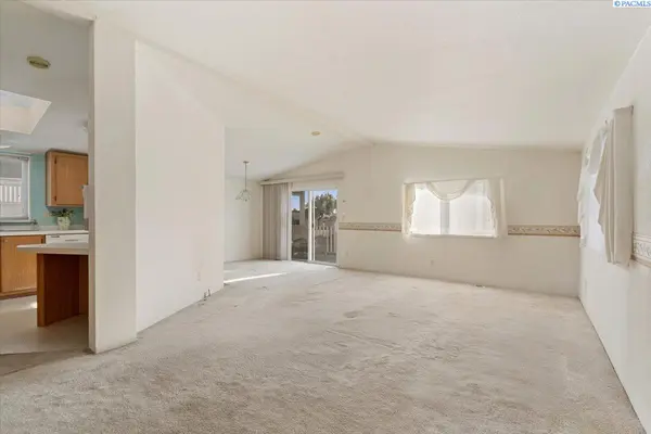 35 Nuclear Ln, Richland, WA 99354