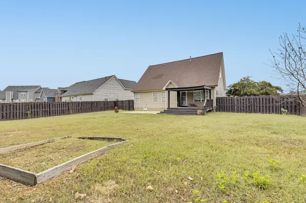 1622 Autumn Dr, Clarksville, TN 37042