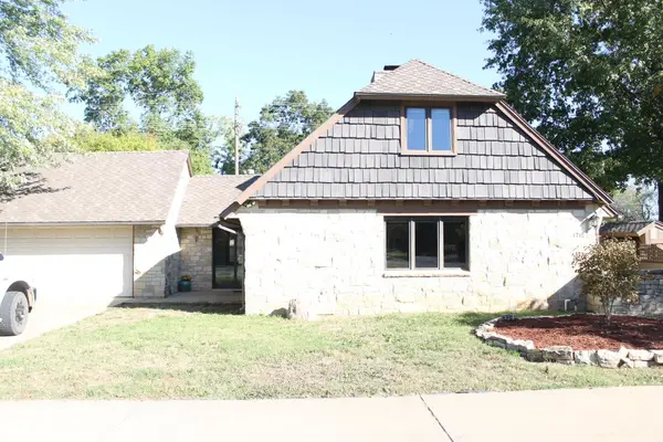 1710 Cotswold Ln, Winfield, KS 67156