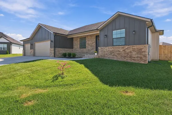 871 S Irontree CT, Nixa, MO 65714