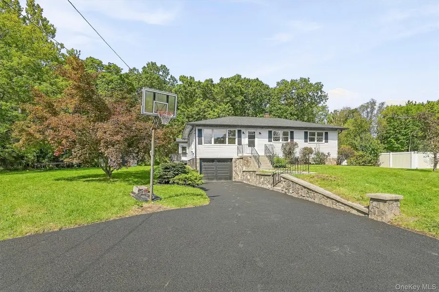6 Lannis AVE, New Windsor, NY 12553