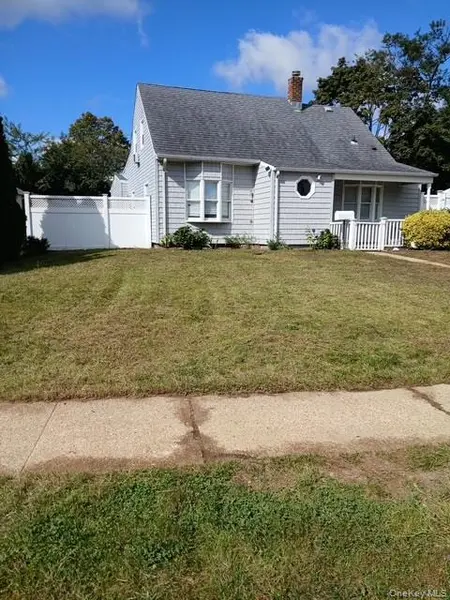 82 Barnyard Ln, Levittown, NY 11756