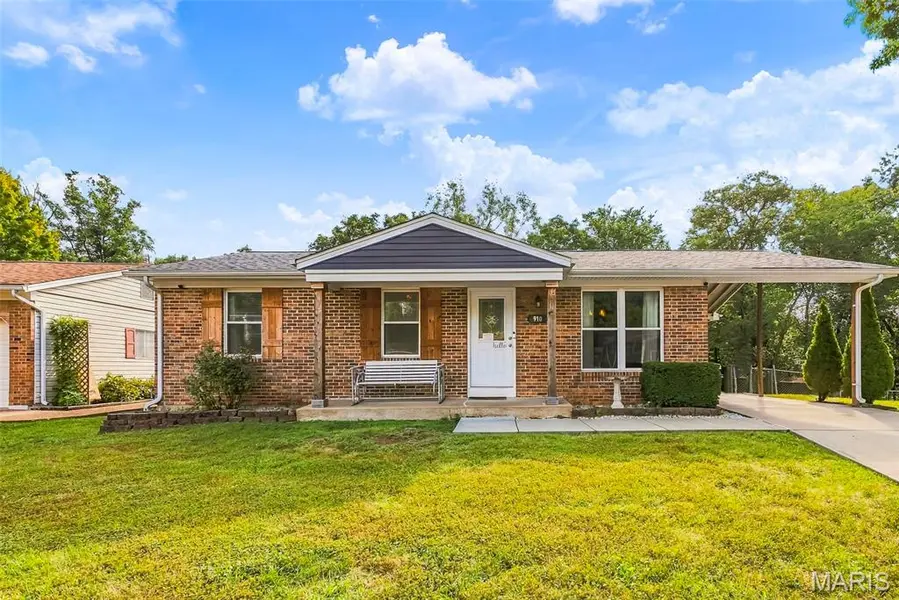 910 Oak Trail CT, Fenton, MO 63026