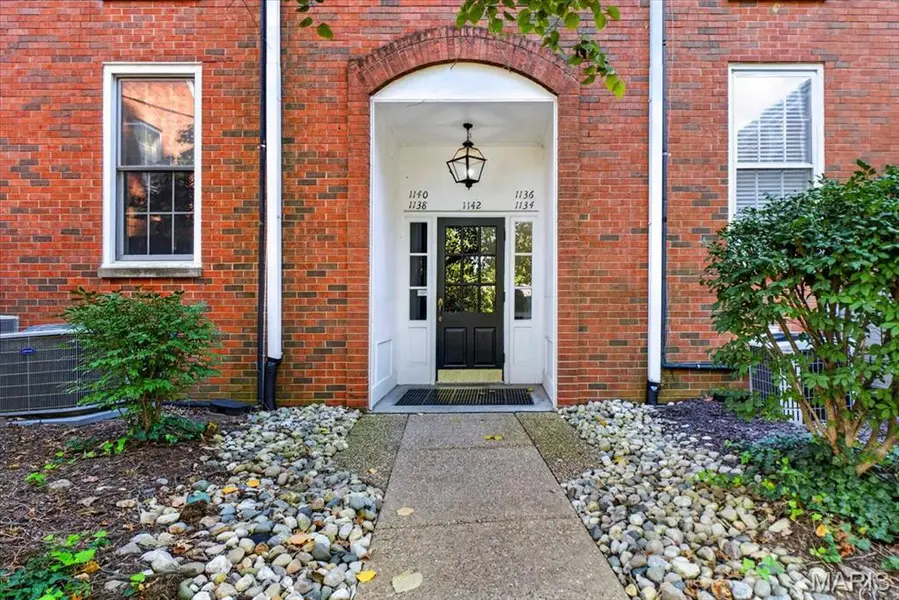 1138 S Mason RD, Town And Country, MO 63131