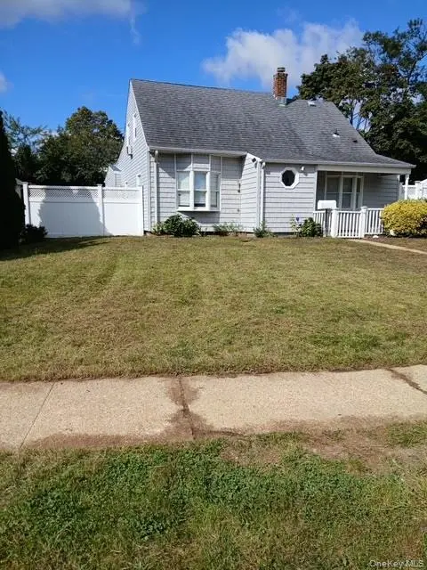 82 Barnyard Ln, Levittown, NY 11756
