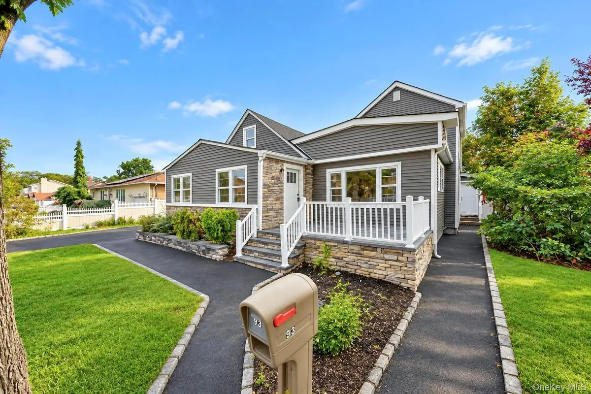 93 Vermont AVE, West Babylon, NY 11704