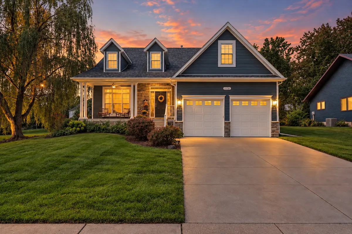 1776 Hollow View DR, Bettendorf, IA 52722