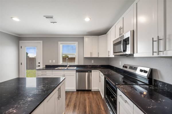 2026 Applewood DR, Lockhart, TX 78644