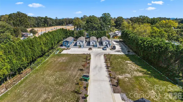81 Yuken PL, Hendersonville, NC 28792