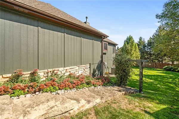 15107 W 154th TER, Olathe, KS 66062