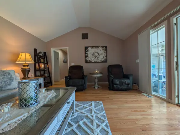 880 N Honeysuckle LN, Vincennes, IN 47591