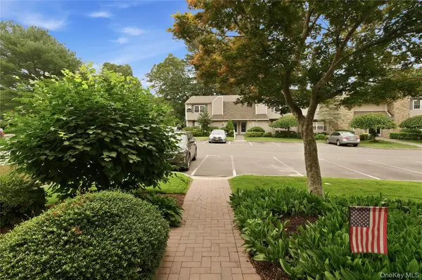 207 Lake Pointe Circle #207, Middle Island, NY 11953