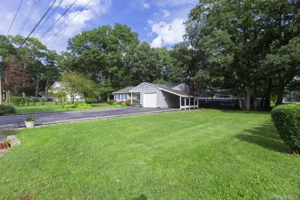 21 Aberdeen DR, Mastic, NY 11950