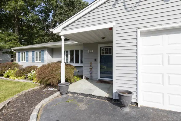 21 Aberdeen DR, Mastic, NY 11950