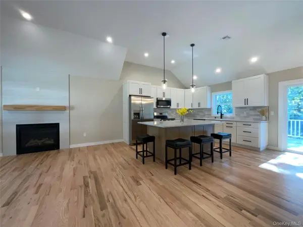 186 Huguenot DR, Mastic Beach, NY 11951