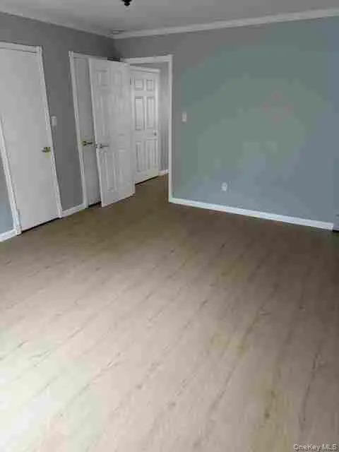 82 Barnyard Ln, Levittown, NY 11756