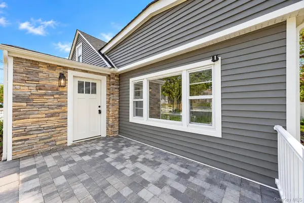 93 Vermont AVE, West Babylon, NY 11704