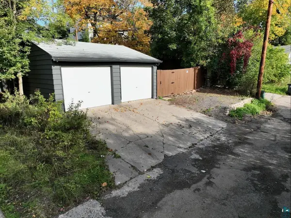 1906 E 6th St, Duluth, MN 55812-1325