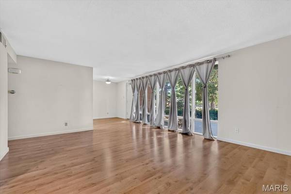 1138 S Mason RD, Town And Country, MO 63131