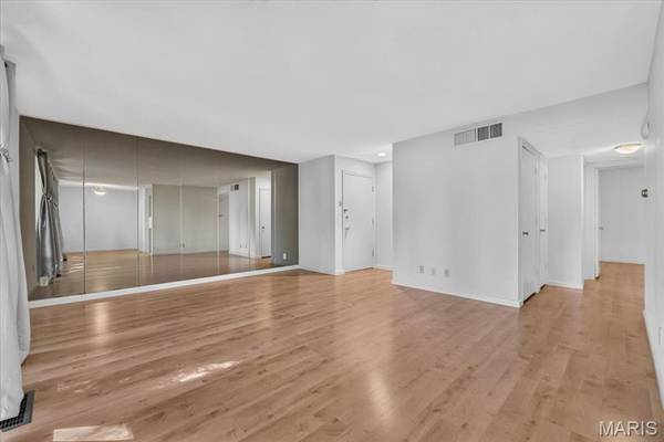 1138 S Mason RD, Town And Country, MO 63131