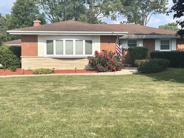 533 Woodview AVE, Elk Grove Village, IL 60007