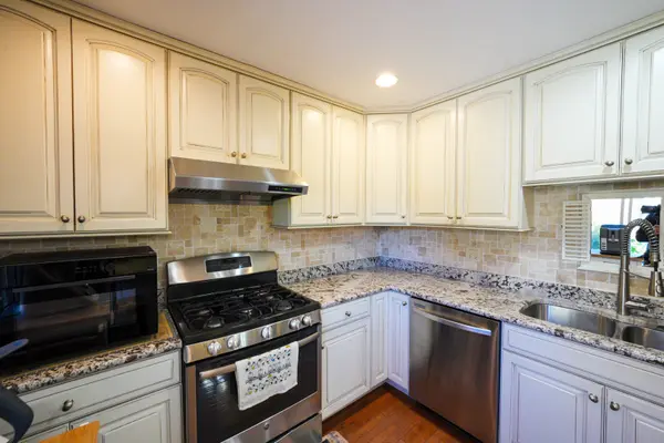 6430 Pruthmore CT, Lisle, IL 60532