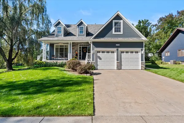 1776 Hollow View DR, Bettendorf, IA 52722