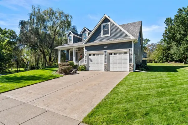 1776 Hollow View DR, Bettendorf, IA 52722
