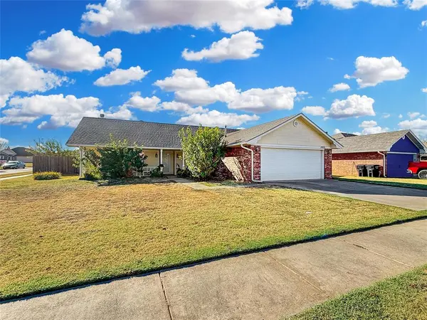 1933 Parkside CT, Moore, OK 73160