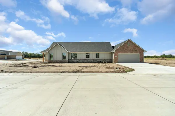 5854 E Central Park Ct, Bel Aire, KS 67220