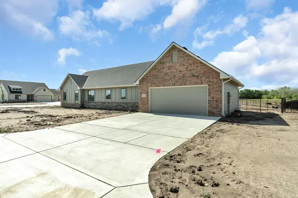 5854 E Central Park Ct, Bel Aire, KS 67220