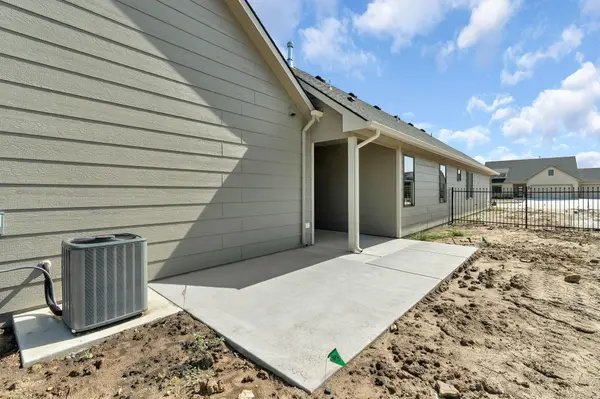 5854 E Central Park Ct, Bel Aire, KS 67220